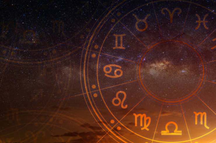 Segni Zodiacali che controllano telefono nascosto